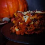 Schichtweise aufgebaute Kürbis-Hackfleisch-Lasagne mit Kürbiscreme, Bechamelsauce und Mozzarella