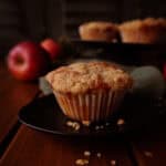 Saftige Apfelstreusel Muffins auf rustikalem Holztisch