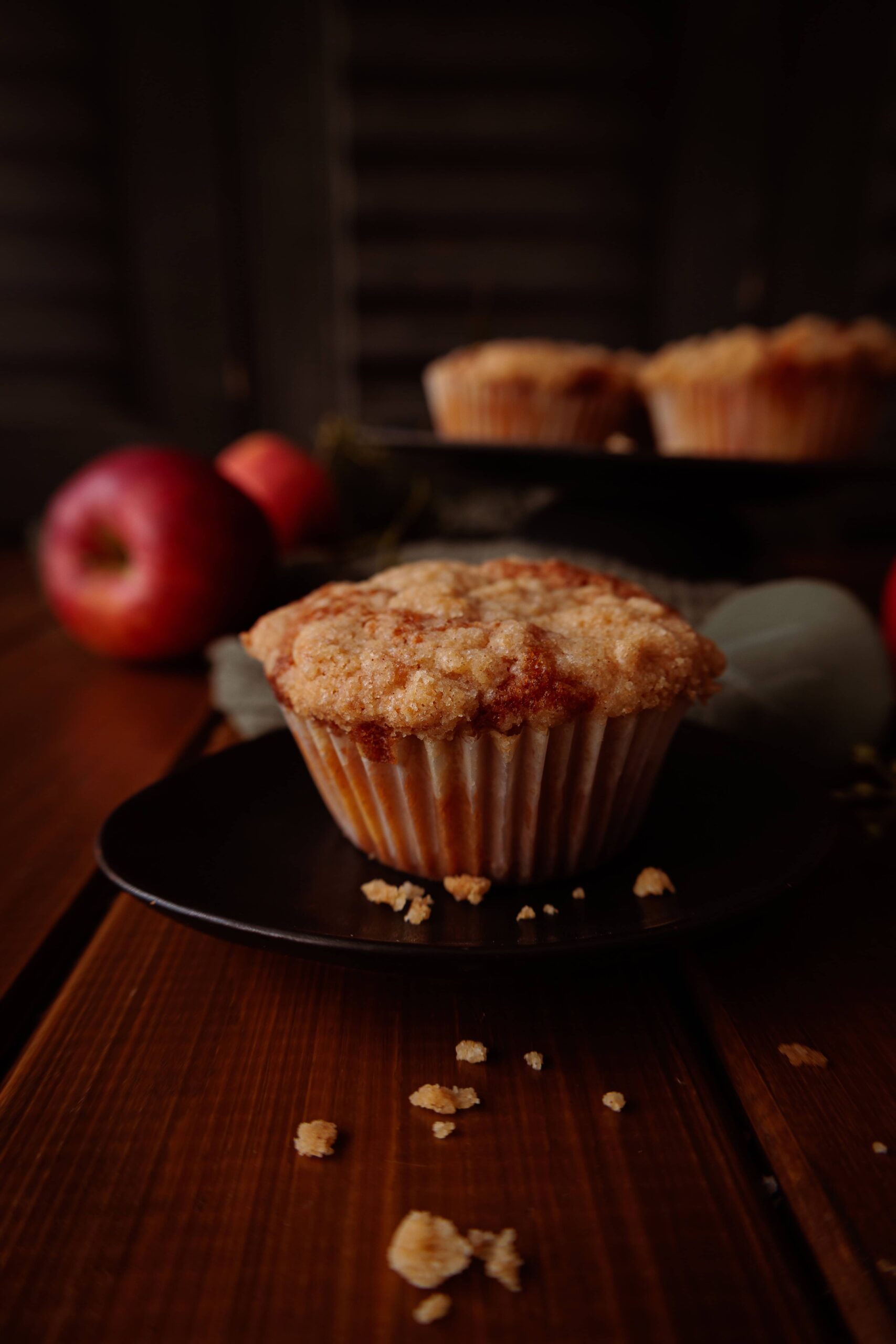 Saftige Apfelstreusel Muffins auf rustikalem Holztisch