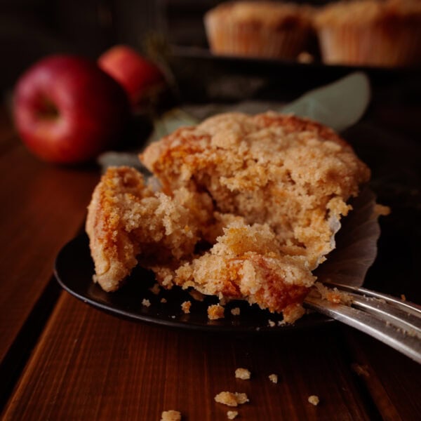 Halbierter saftiger Apfelstreusel Muffin