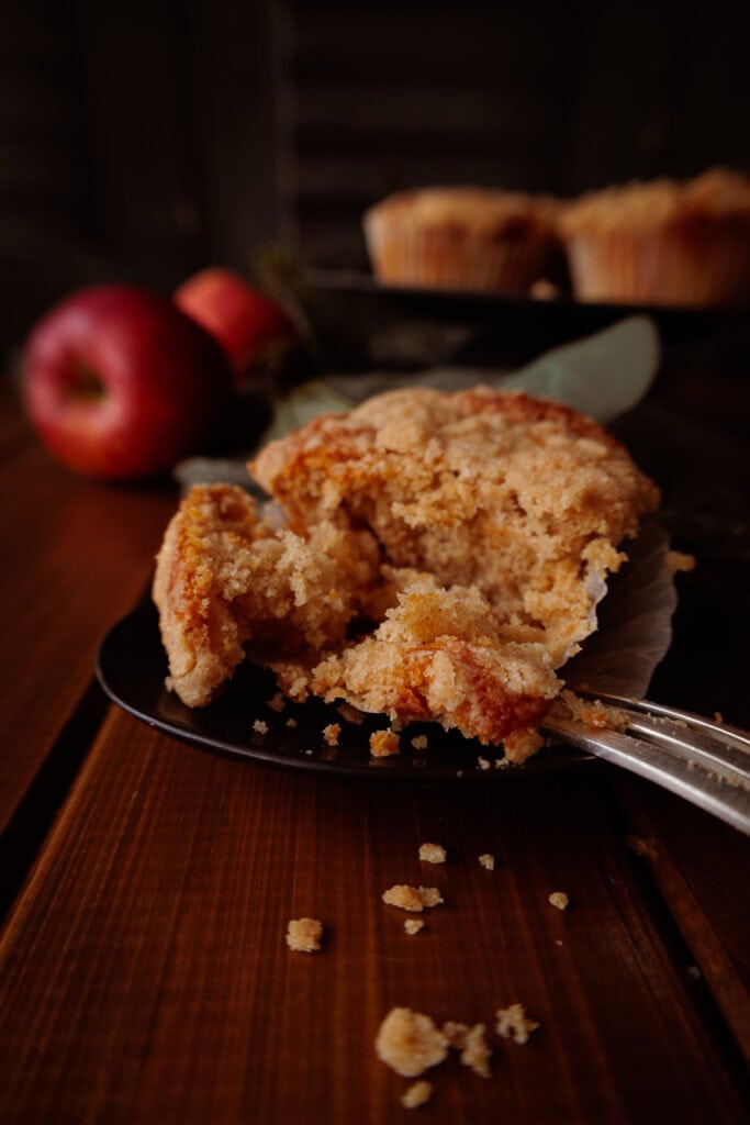 Halbierter saftiger Apfelstreusel Muffin