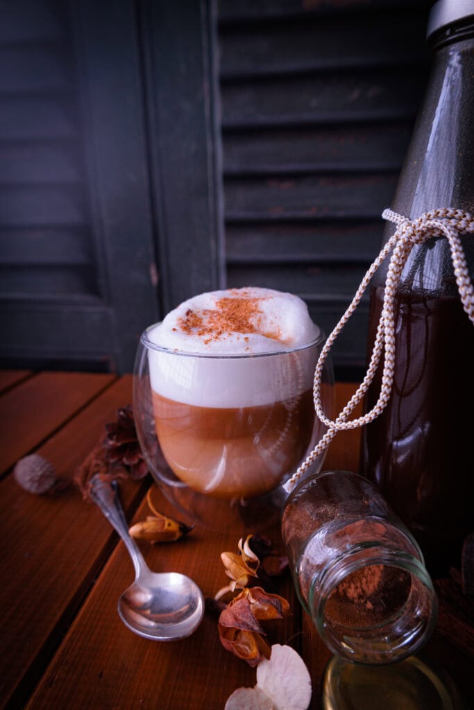 Pumpkin Spice Latte mit Sirup und Gewürz