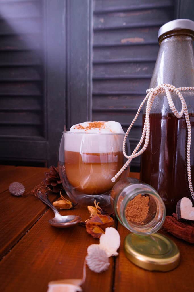 Pumpkin Spice Latte mit Sirup und Gewürz