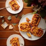 Pflaumen-Streusel-Teilchen mit Vanillepudding auf Blätterteig