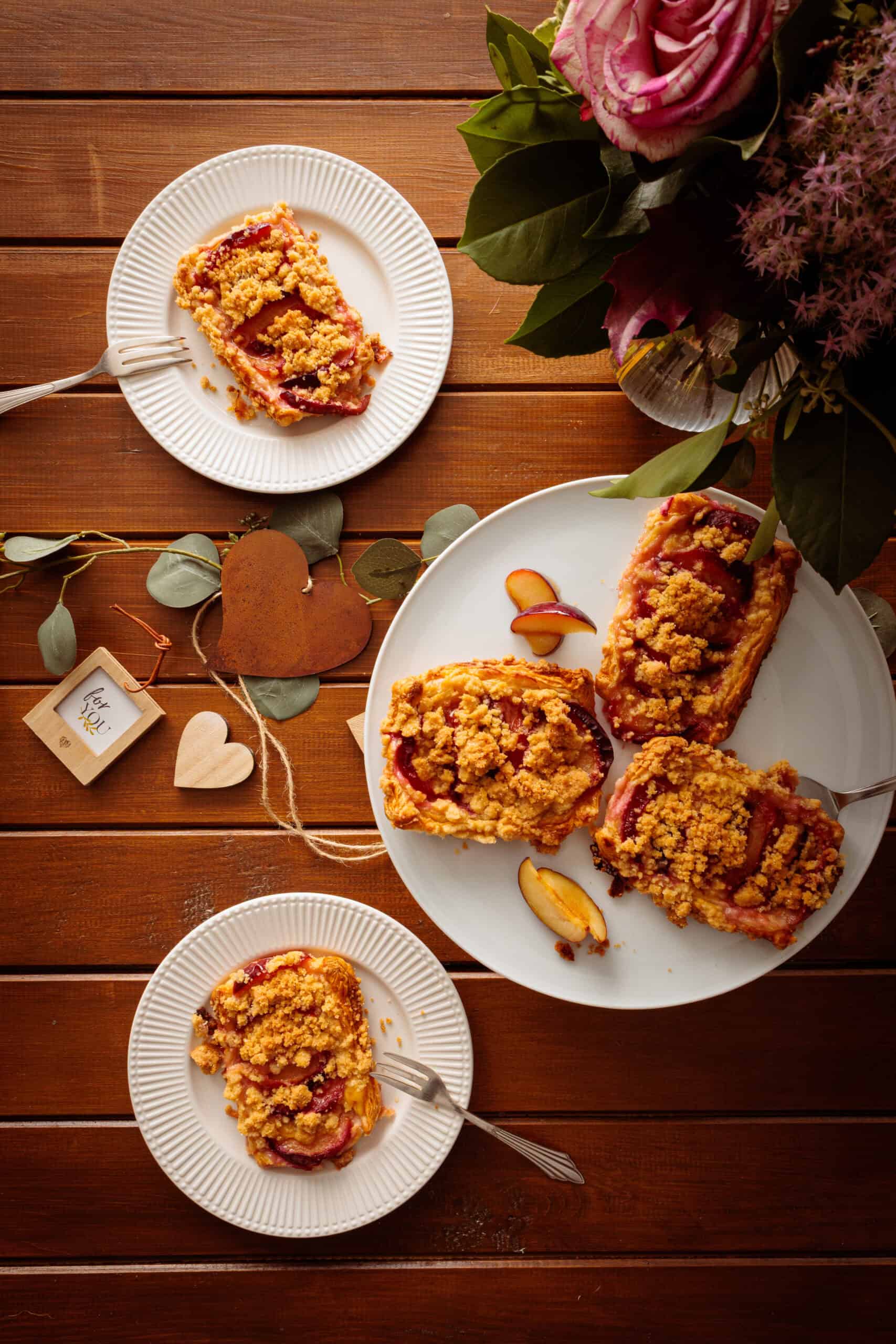 Pflaumen-Streusel-Teilchen mit Vanillepudding auf Blätterteig