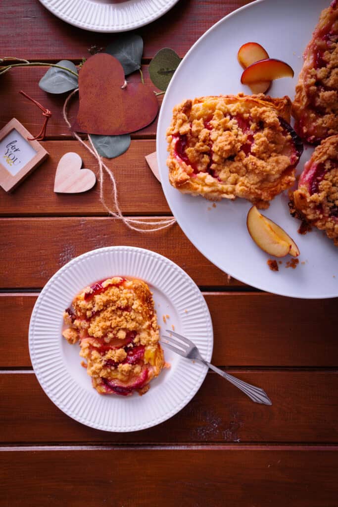 Pflaumen-Streusel-Taler mit Vanillepudding