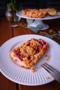 Pflaumen-Streusel-Taler mit Vanillepudding – einfaches Herbstgebäck aus Blätterteig 🍂