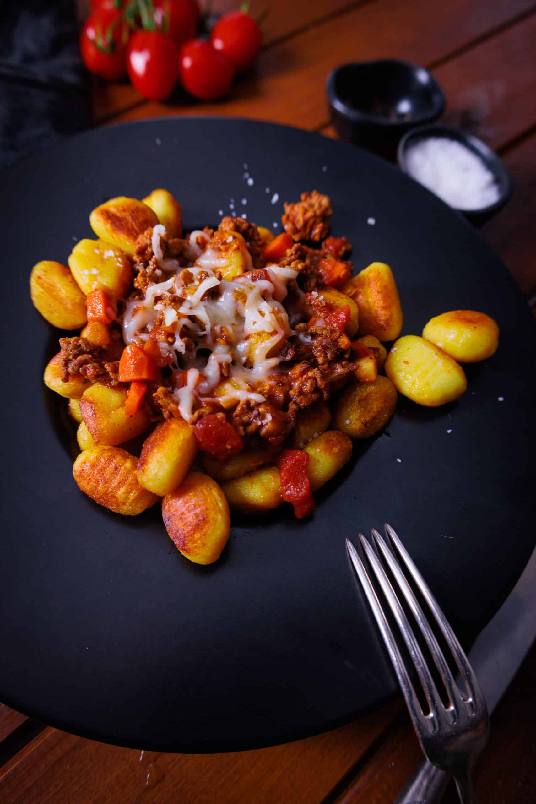 Mehr über den Artikel erfahren Gnocchi mit Hackfleischsoße – Herzhaftes Comfort Food