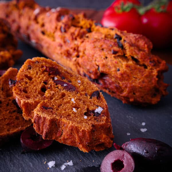 Tomaten-Wurzelbrot mit luftiger Krume und Olivenstücken
