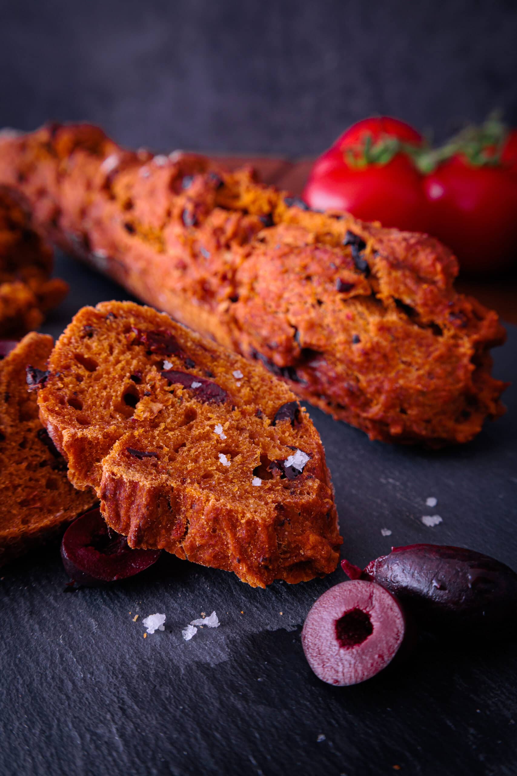 Tomaten-Wurzelbrot mit luftiger Krume und Olivenstücken