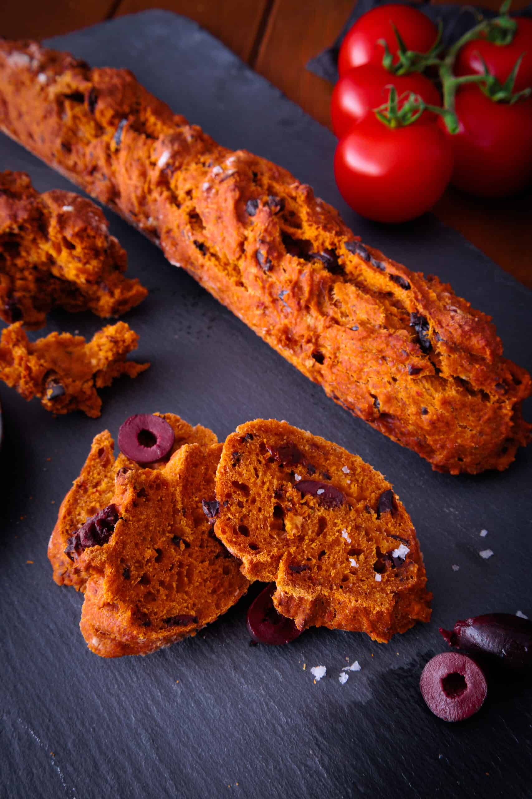 Mehr über den Artikel erfahren Tomaten-Oliven-Brot mit Rosmarin – Mediterranes Wurzelbrot einfach selber backen