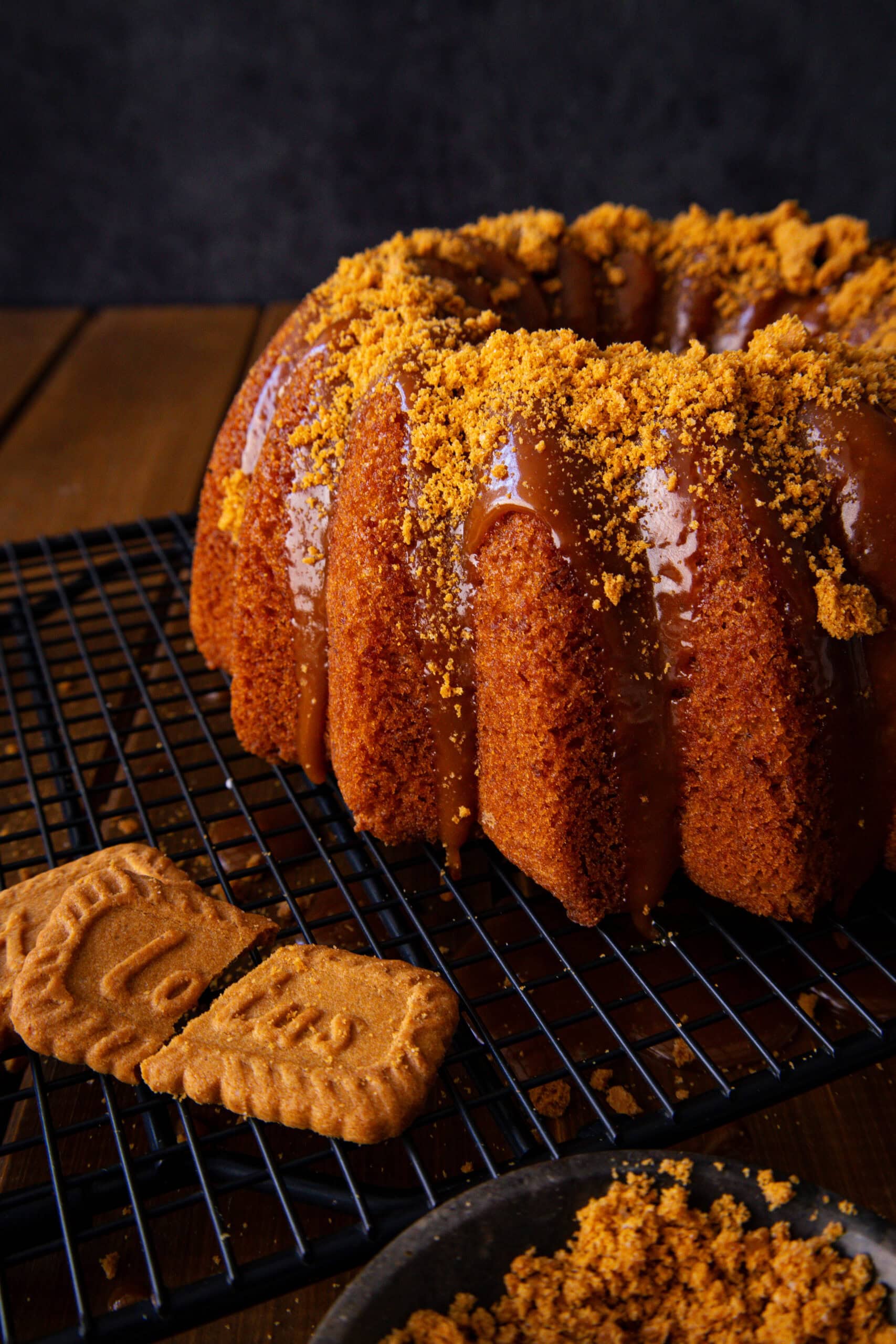 Lotus-Gugelhupf mit glänzender Biscoff-Glasur