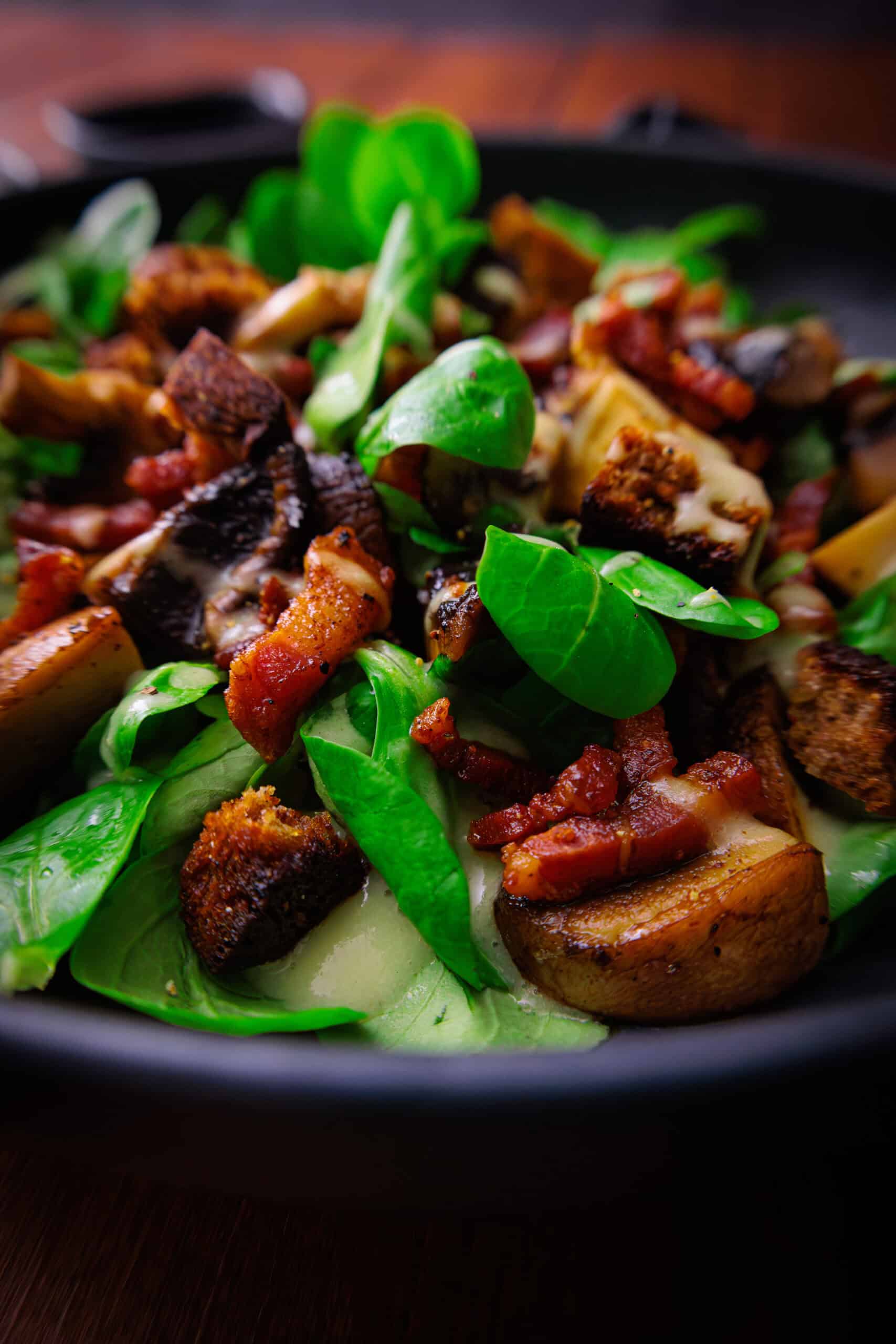 Mehr über den Artikel erfahren Feldsalat mit Kartoffeldressing Speck & Pilzen – Herzhaft, lauwarm & perfekt für den Herbst