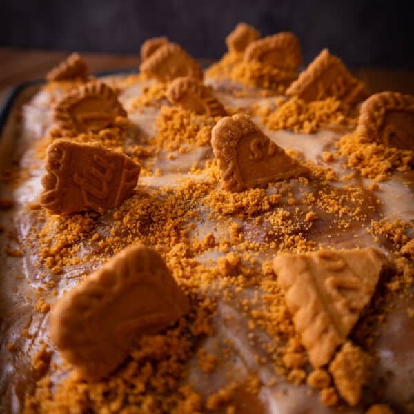 Biscoff-Zimtschnecken mit zweifarbiger Glasur