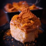 Biscoff-Zimtschnecken – karamellig, zimtig & mit Crunch (zweifarbige Glasur)