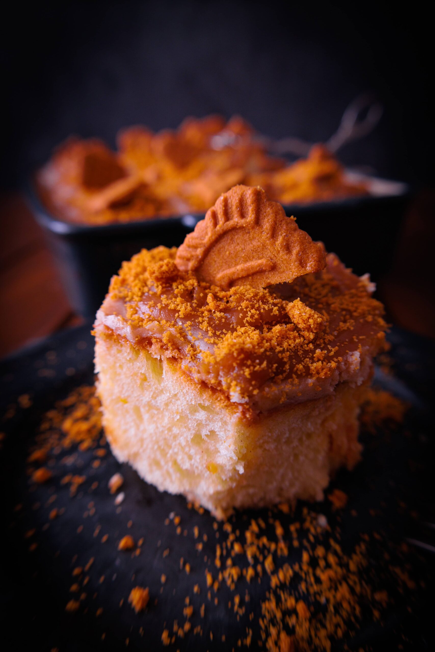 Biscoff-Zimtschnecken – karamellig, zimtig & mit Crunch (zweifarbige Glasur)