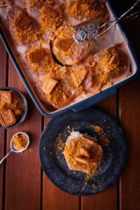 Biscoff-Zimtschnecken – karamellig, zimtig & mit Crunch (zweifarbige Glasur)