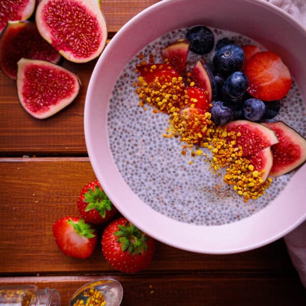 Cremiger Chia-Pudding mit Mandeldrink und frischen Beeren als Topping