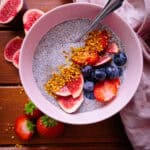 Cremiger Chia-Pudding mit Mandeldrink und frischen Beeren als Topping