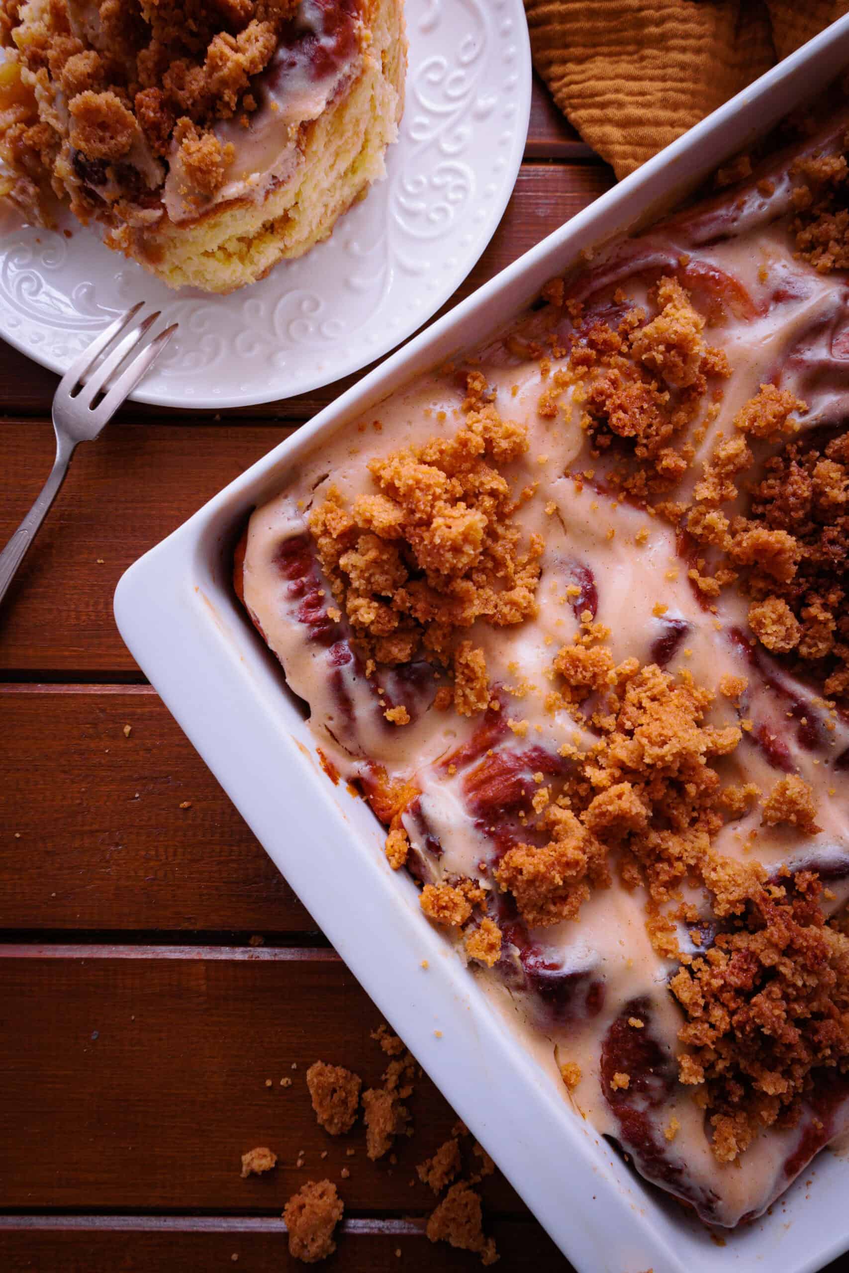 Frisch gebackene Apfel-Zimtschnecken mit Frischkäse-Frosting