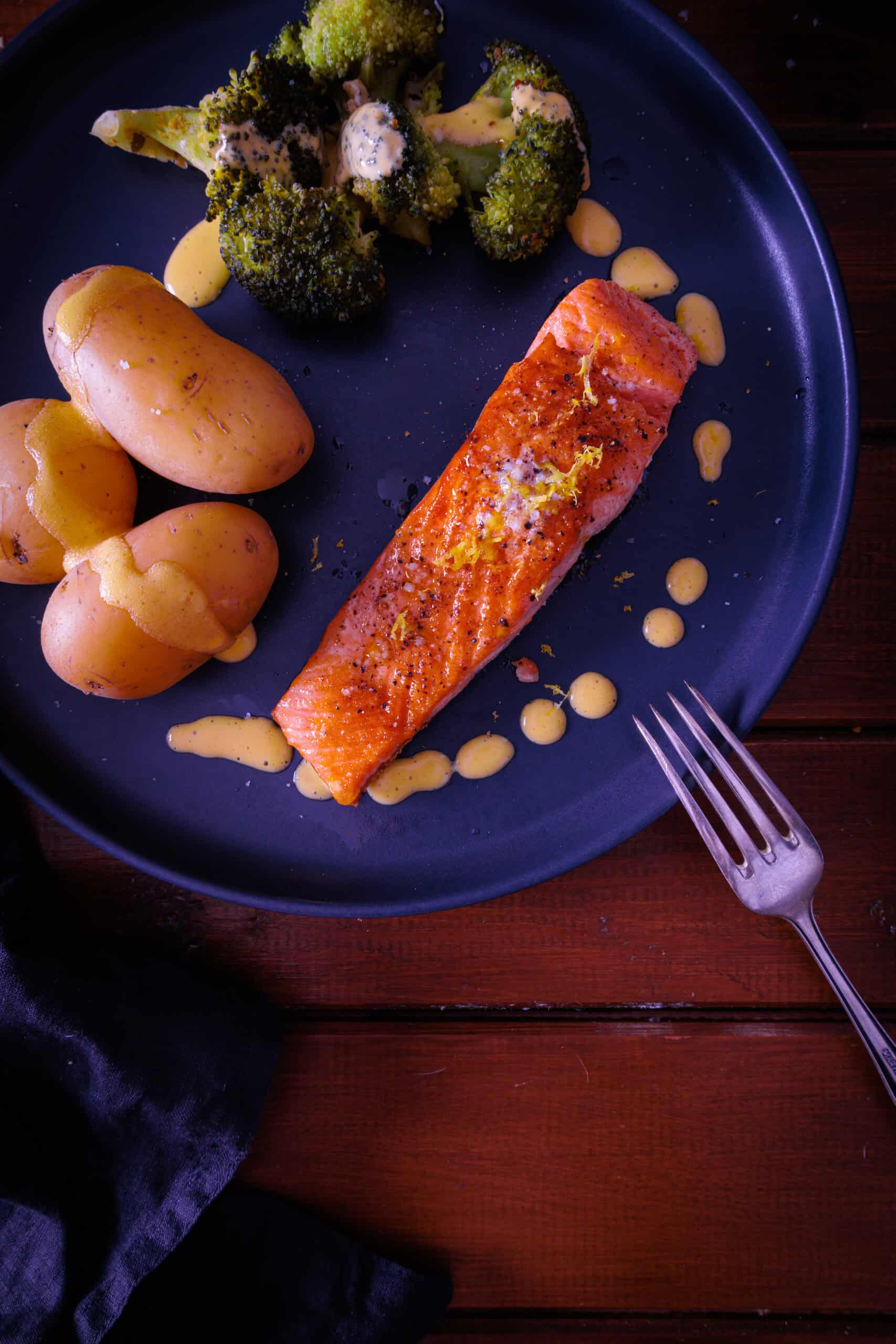 Lachs mit Hollandaise – schnell & einfach mit Brokkoli und Kartoffeln