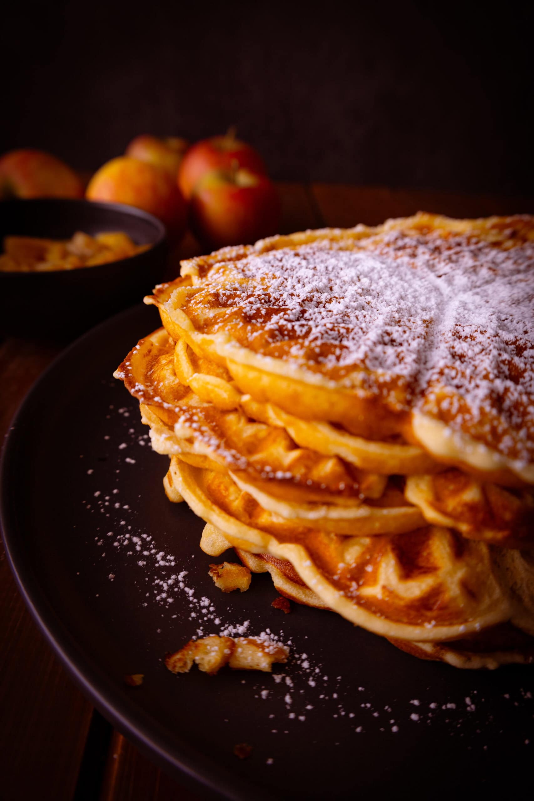 Frische Waffeln mit Apfelkompott