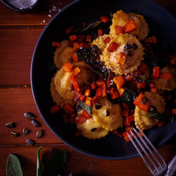 Selbstgemachte Pasta mit Kürbisfüllung