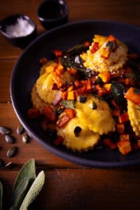 Ravioli mit Kürbisfüllung in Salbei-Butter – Herbstliches Pasta-Rezept mit frischem Kürbis