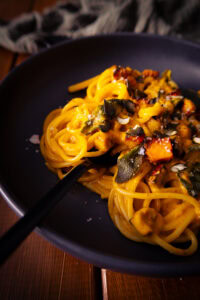 Spaghetti Kürbis Salbei – cremige Kürbispasta mit Salbei und gebratenen Kürbiswürfeln