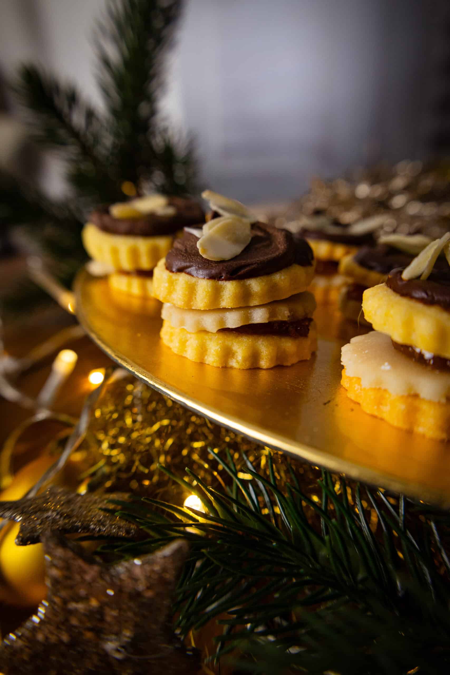 Weihnachtliche Doppeldecker mit Marmelade, Marzipan & Schokolade