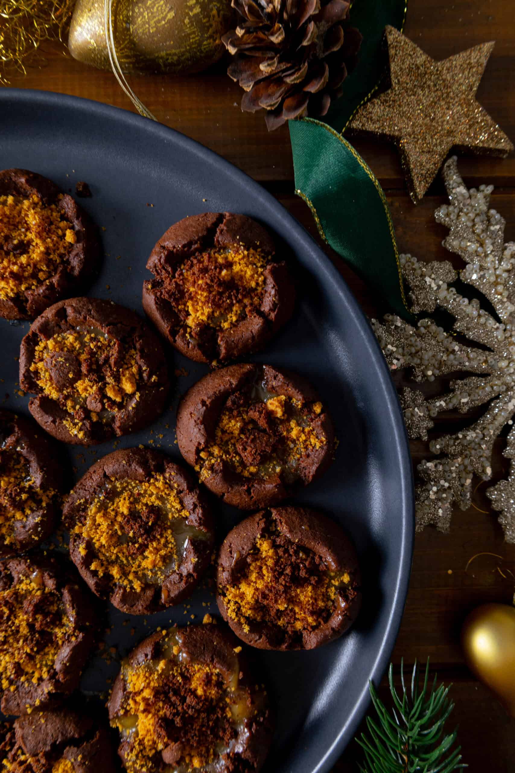 Schoko-Karamell Cookies mit Lotus-Crunch auf weihnachtlichem Teller