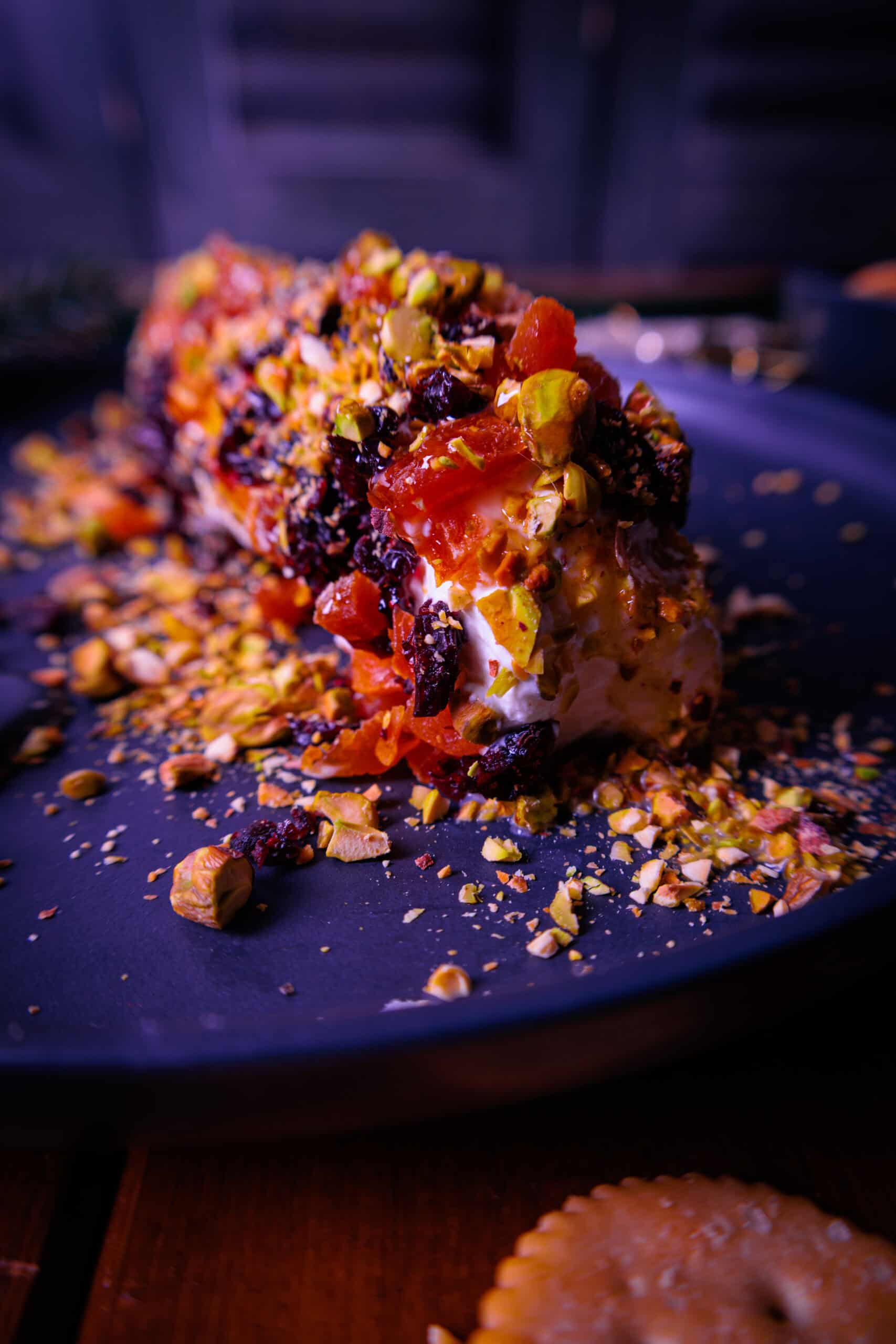 Weihnachtliche Frischkäserolle mit Aprikosen und Pistazien