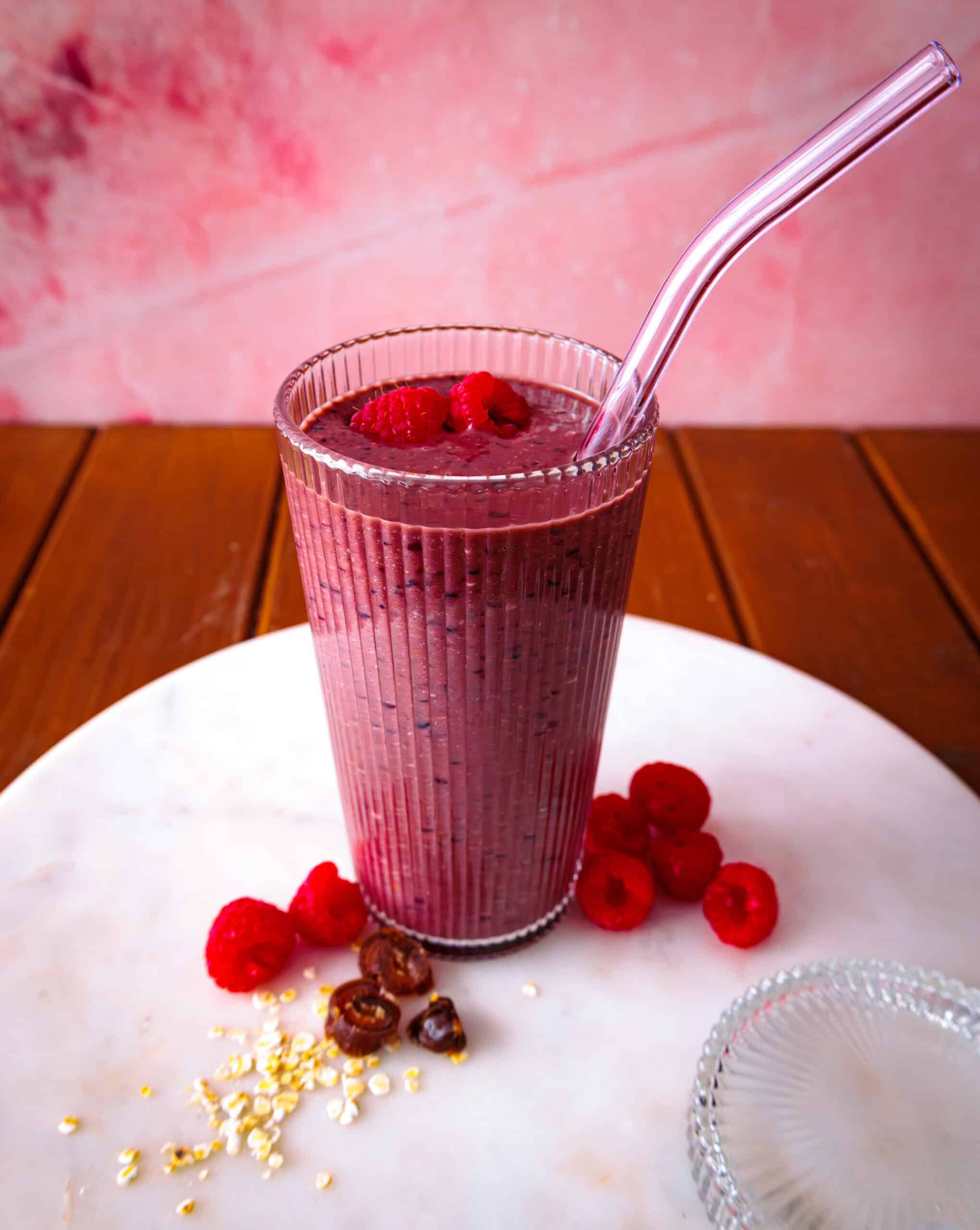 Acai Smoothie mit Blaubeeren, Mandeldrink & Haferflocken