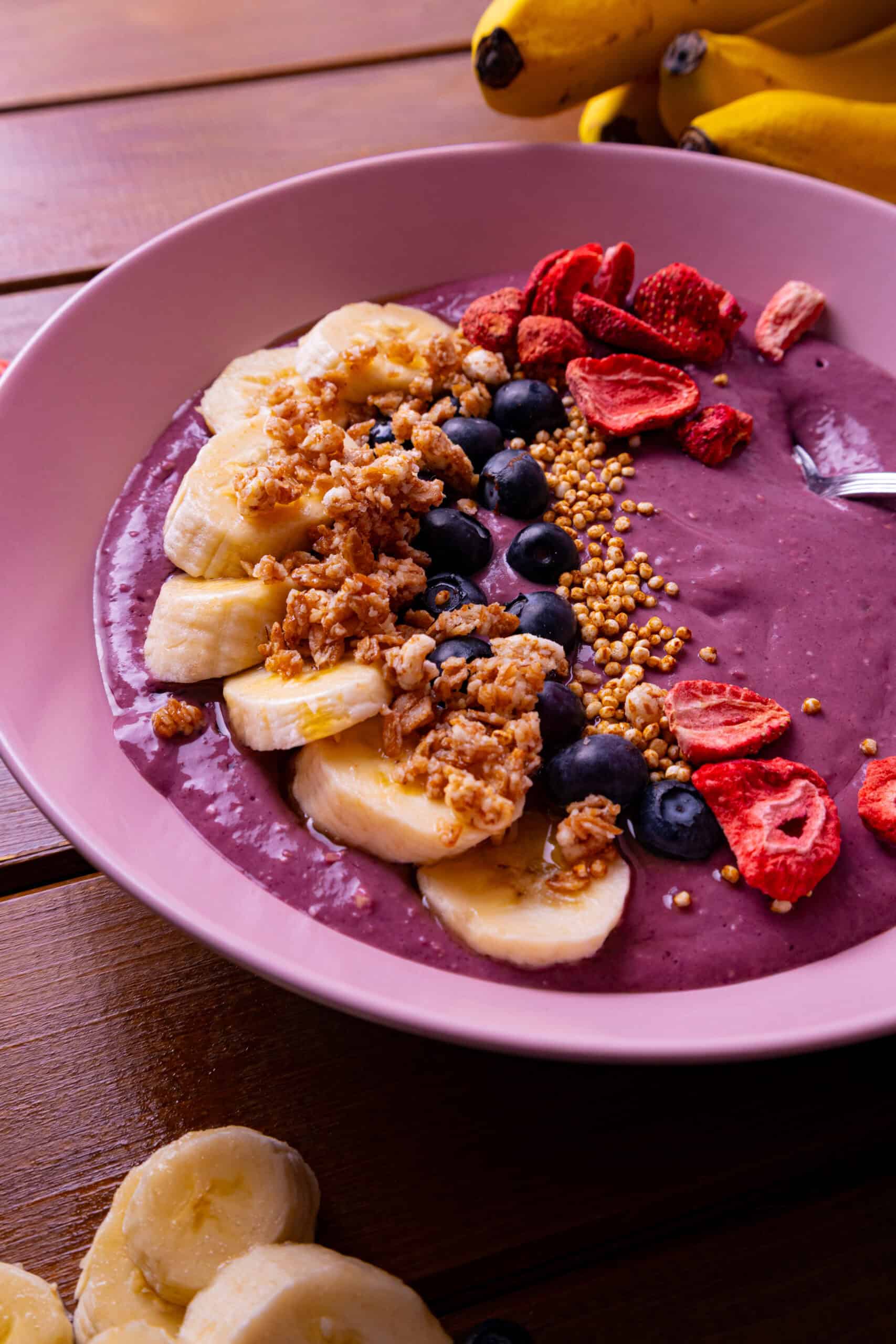 Acai Protein Bowl mit Mango, Banane & Skyr