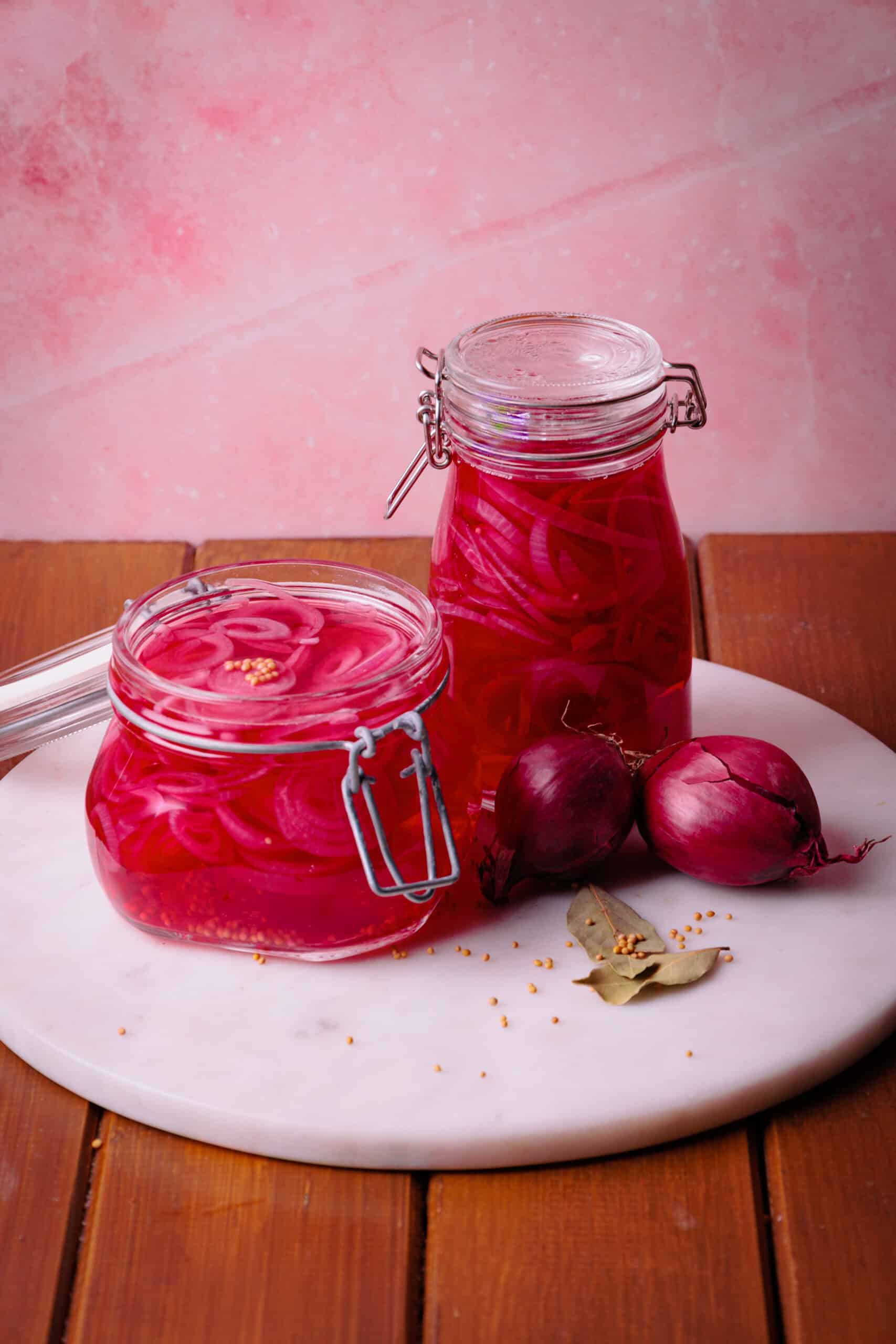 Eingelegte rote Zwiebeln – schnell gemacht & perfekt für Bowls, Burger & Salate