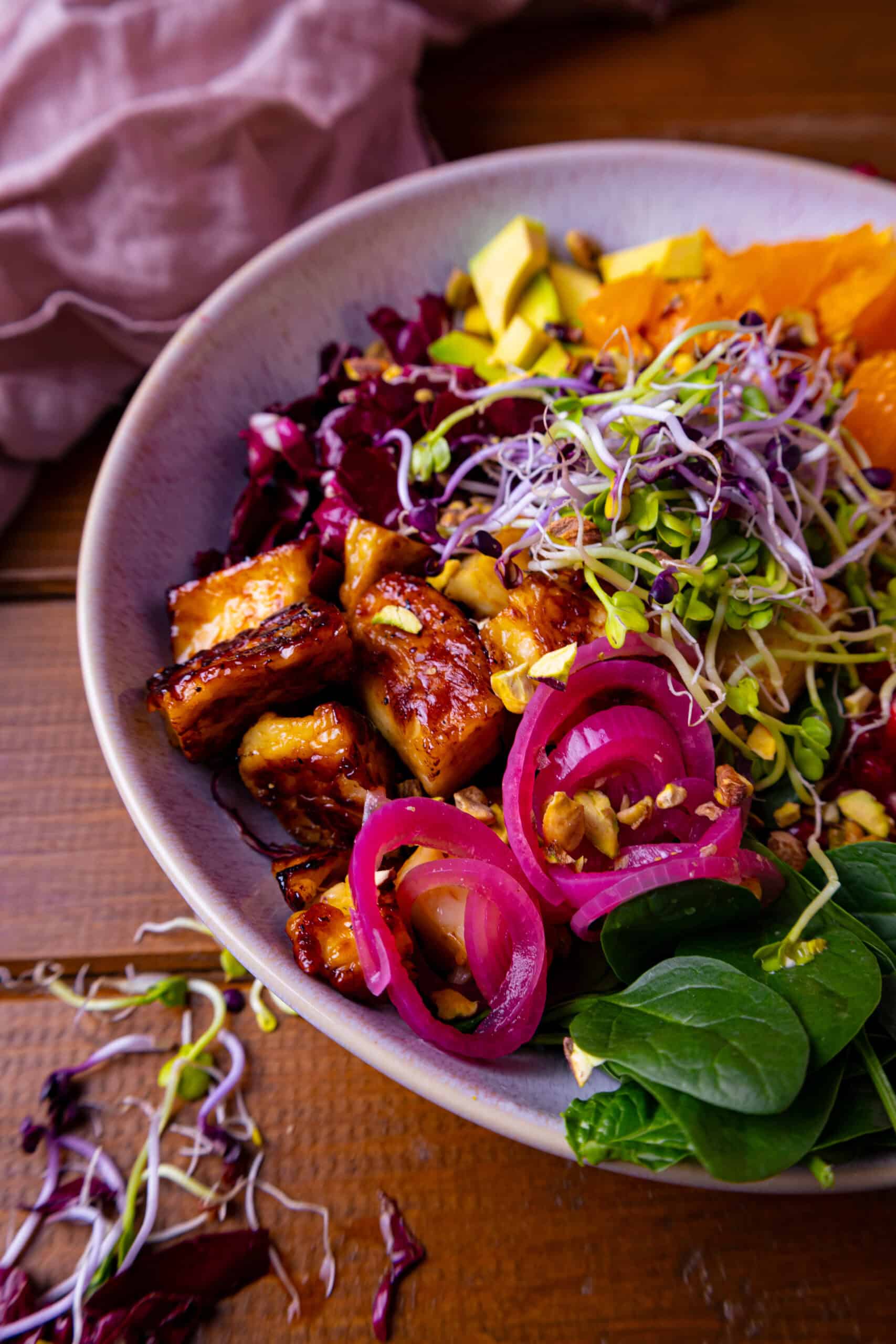 Winter-Halloumi-Bowl mit Mandarine & Granatapfel