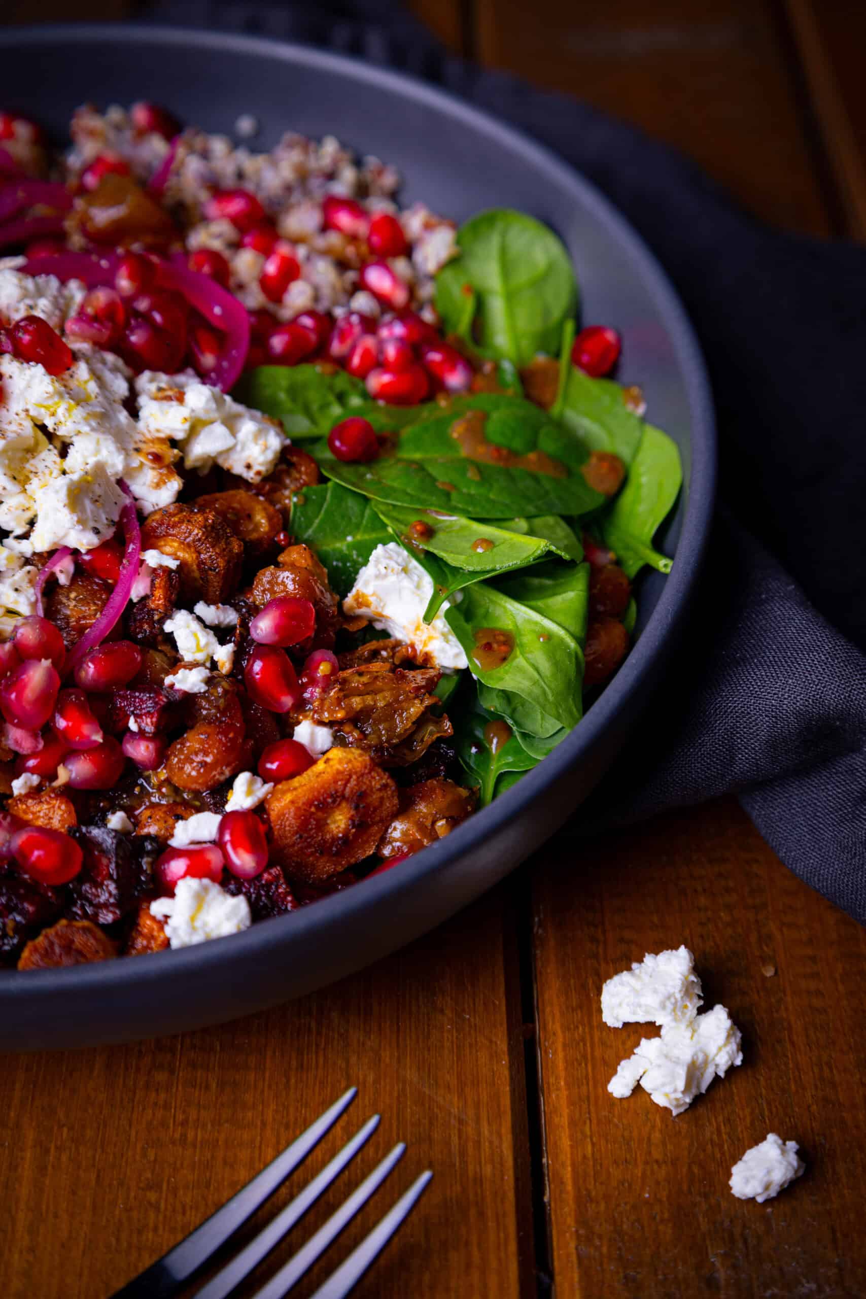 Winter Quinoa Bowl mit Ofengemüse, Feta und Granatapfel