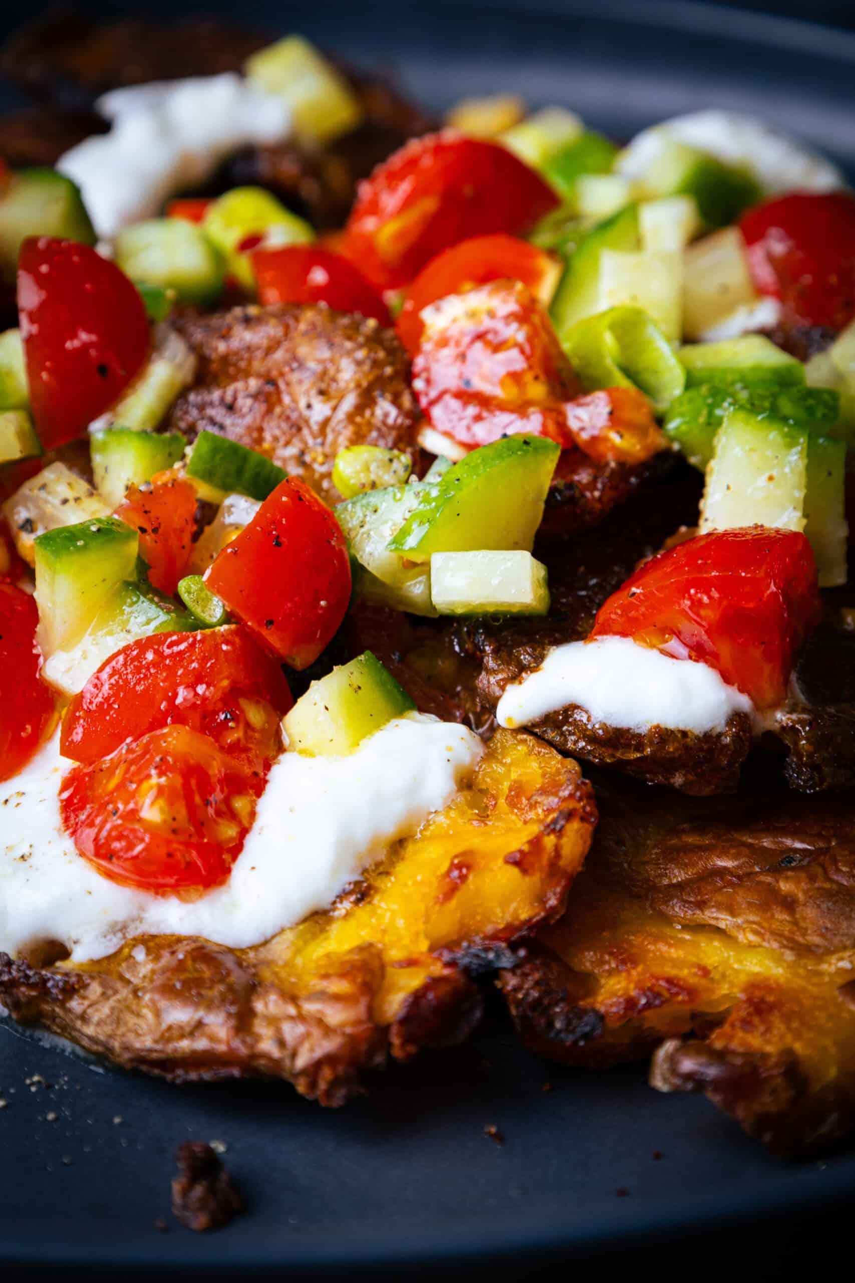 Smashed Potatoes mit Gurke-Tomate-Topping & Knoblauch-Joghurtcreme