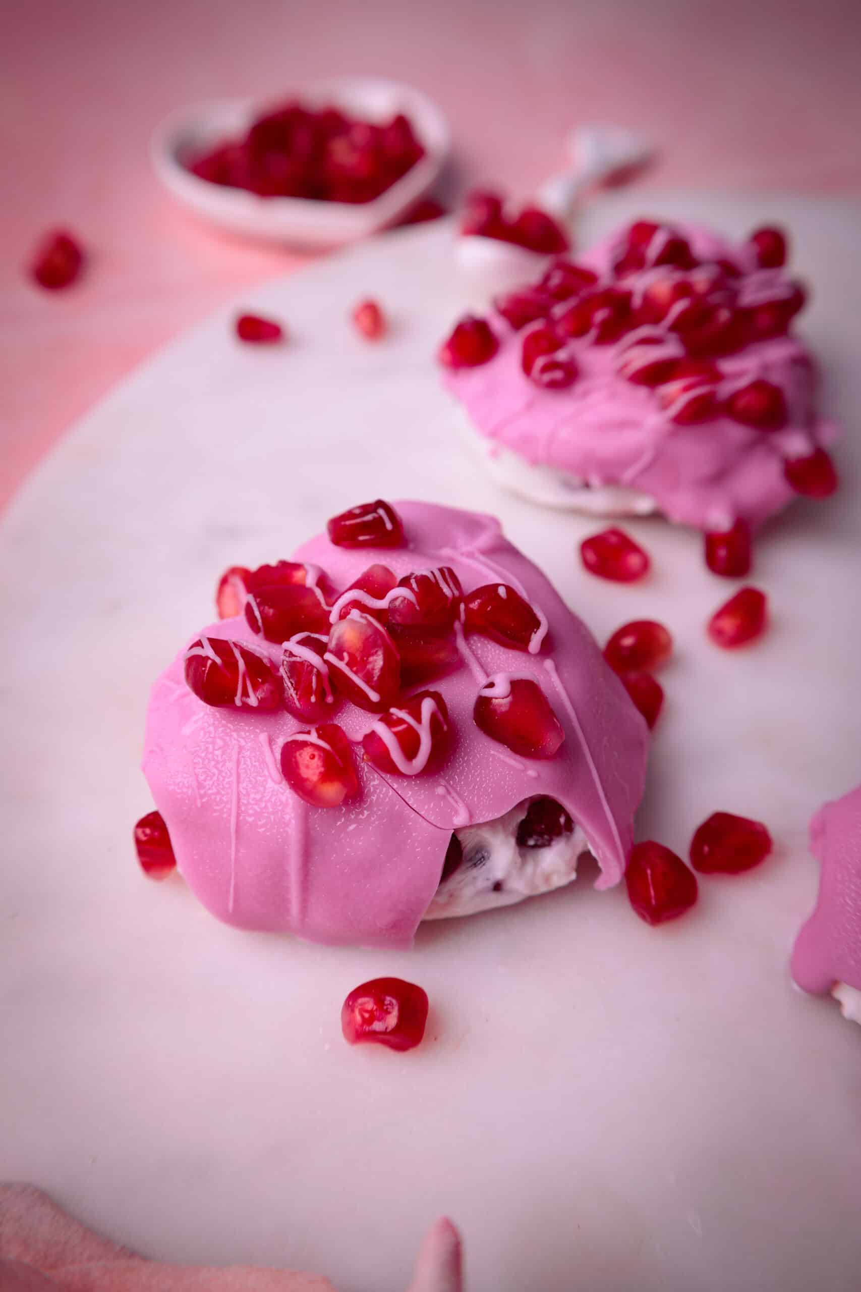 Gefrorene Skyr-Herzen mit Granatapfel & Himbeer-Schokolade