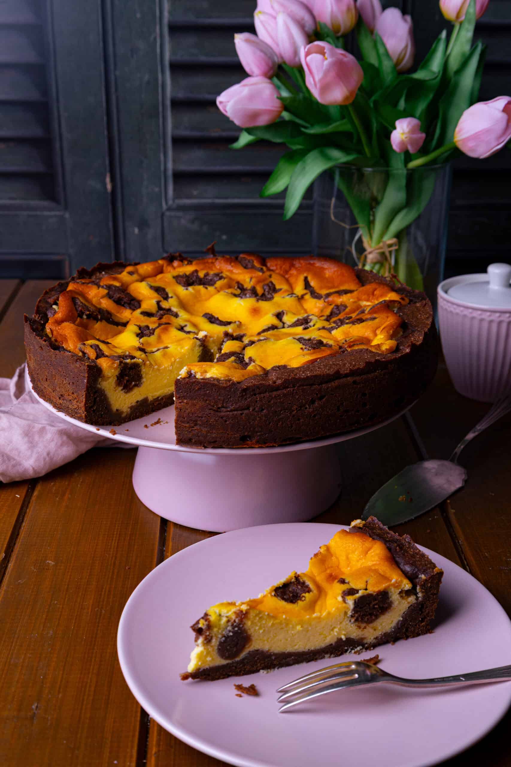 Anschnitt von russischem Zupfkuchen mit cremiger Quarkfüllung