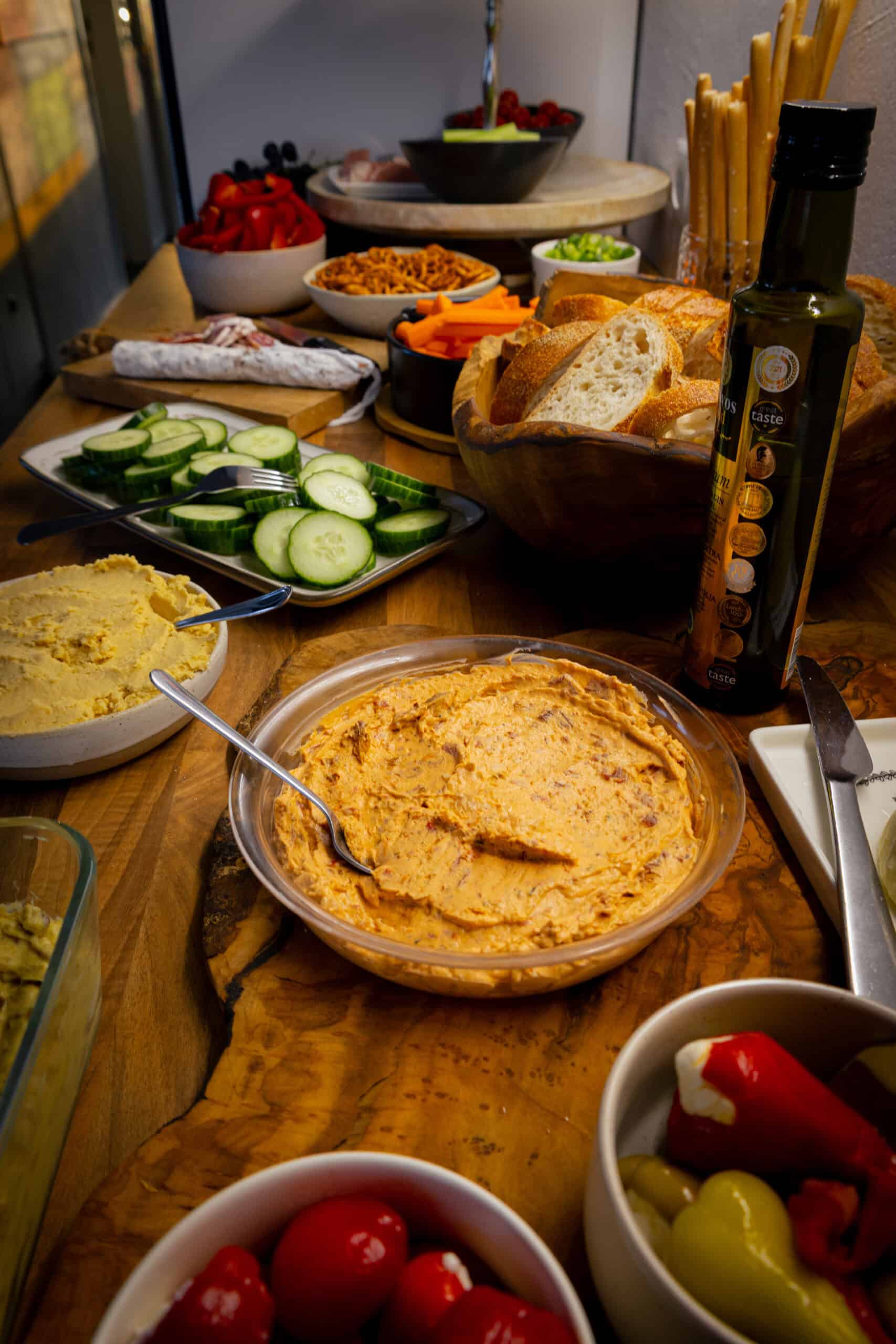 Mediterraner Frischkäse-Dip mit getrockneten Tomaten in Öl in einer Schale serviert
