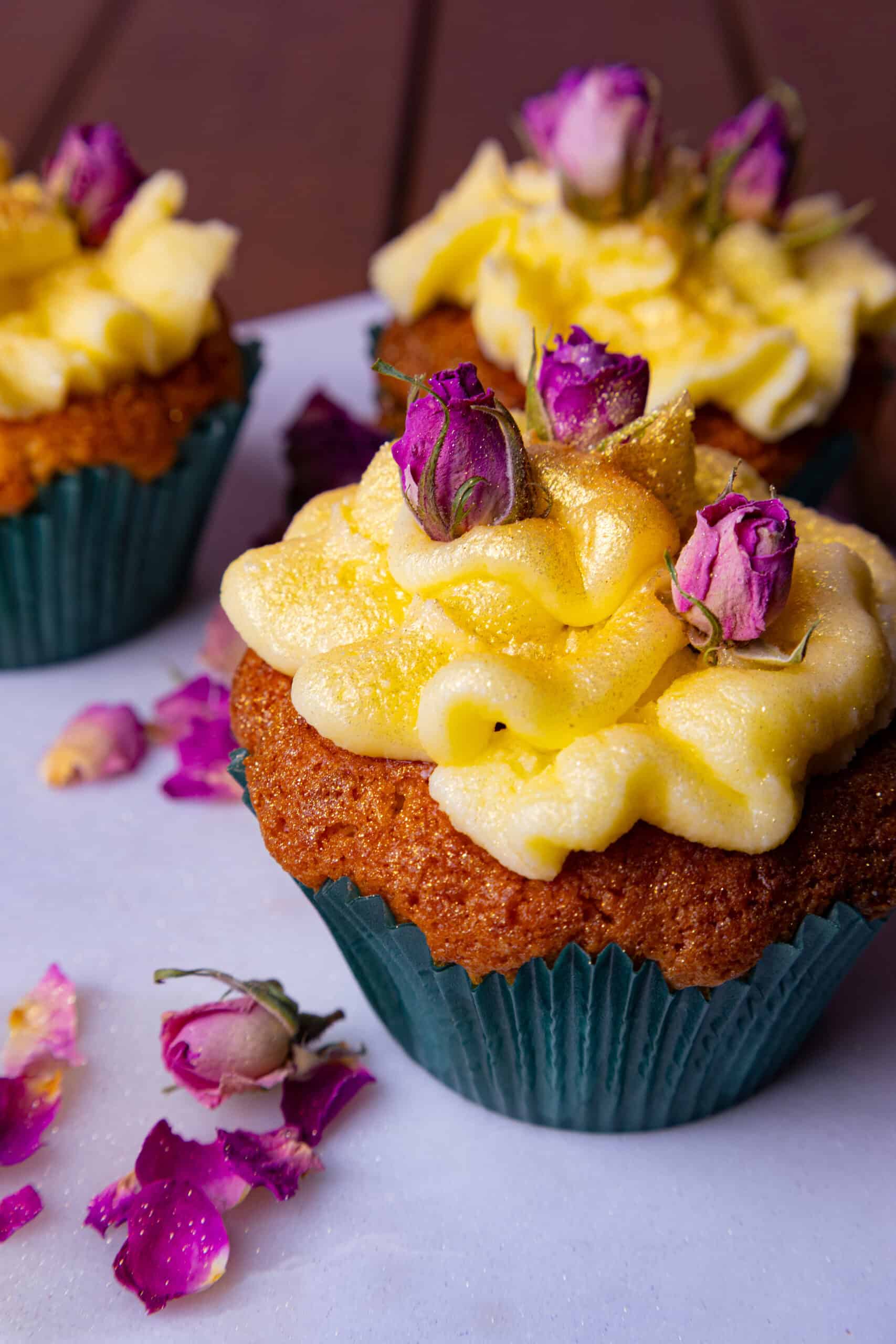 Rosen Cupcakes mit weißer Schokolade & Marmeladenfüllung