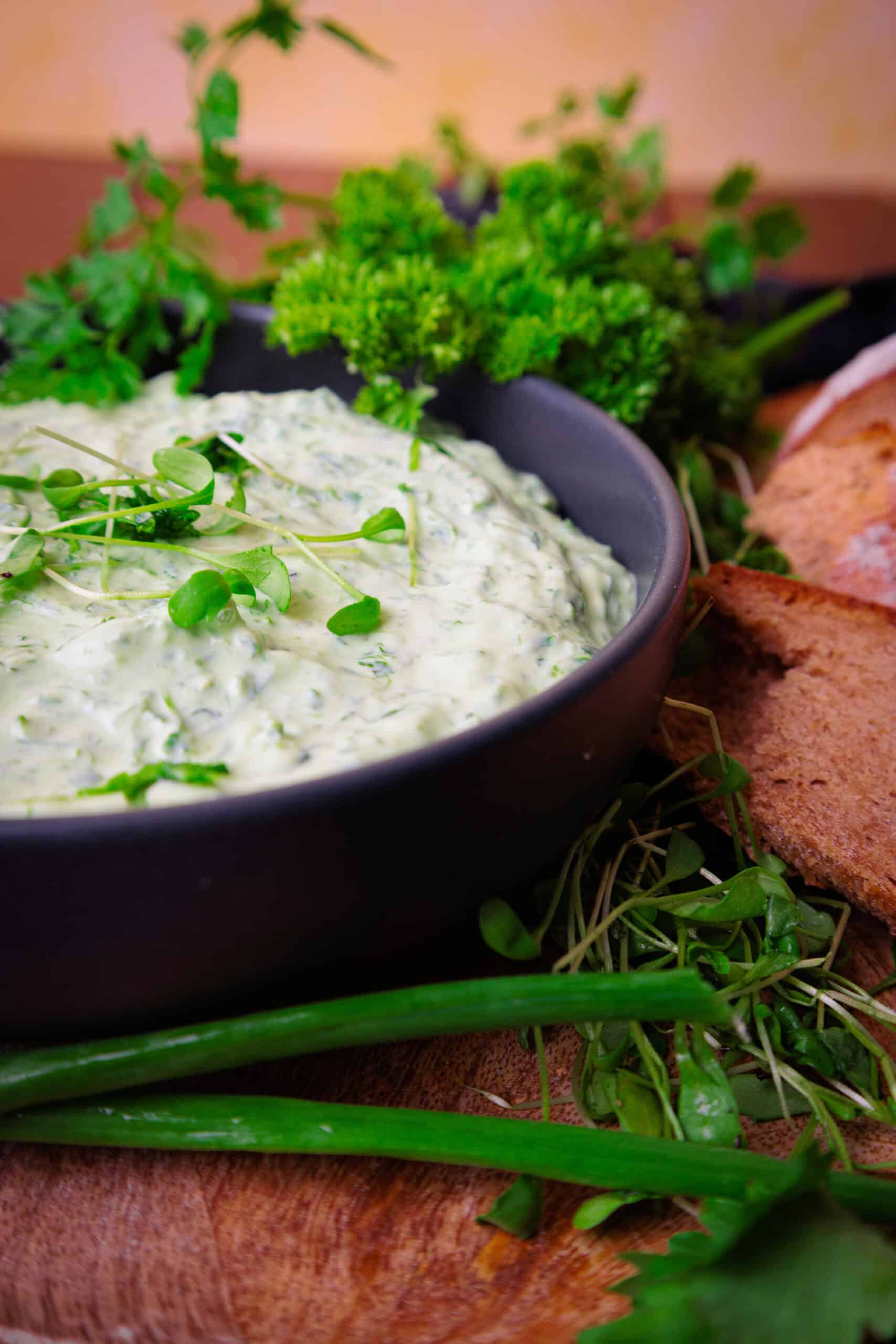 Cremiger grüner Soße Dip mit frischen Kräutern