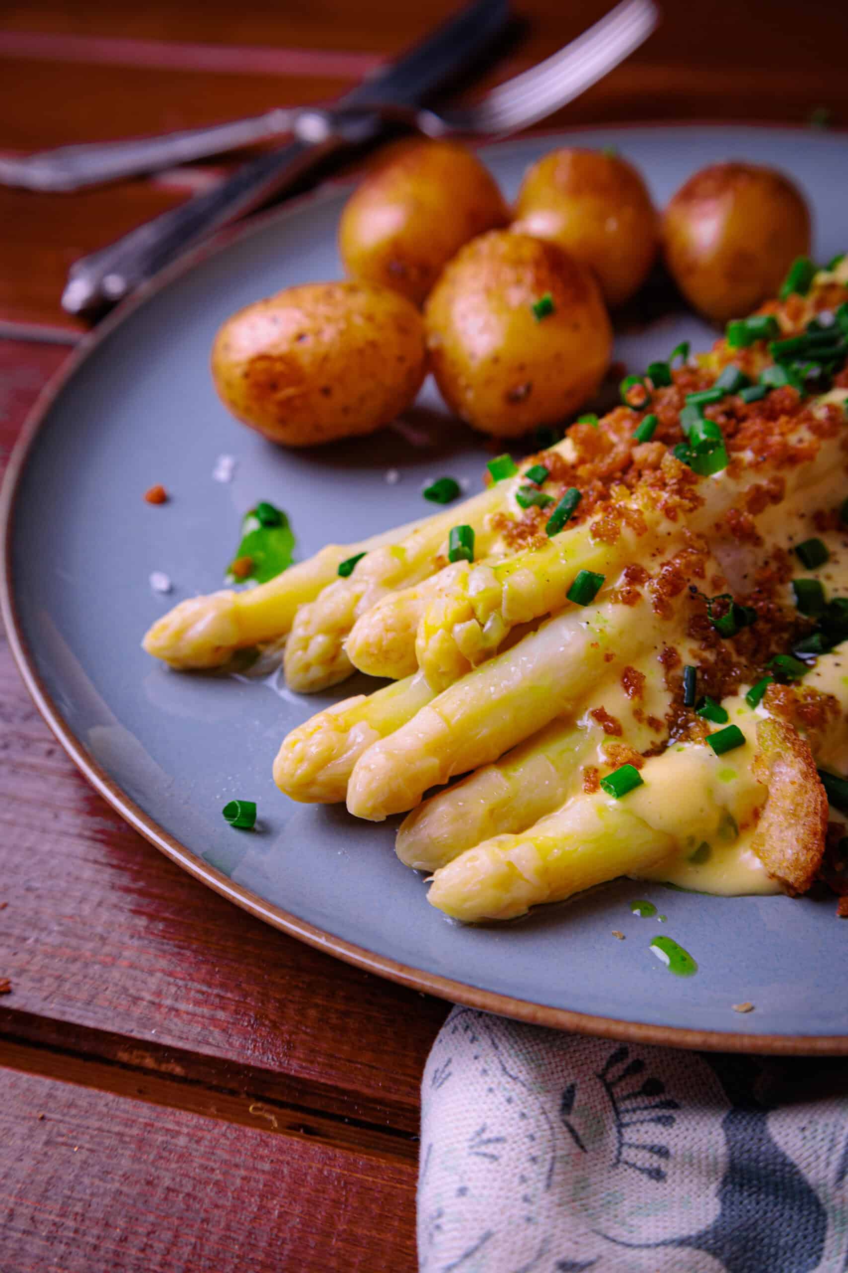 Weißer Spargel mit Sauce Hollandaise, Panko Crunch und Kartoffeln