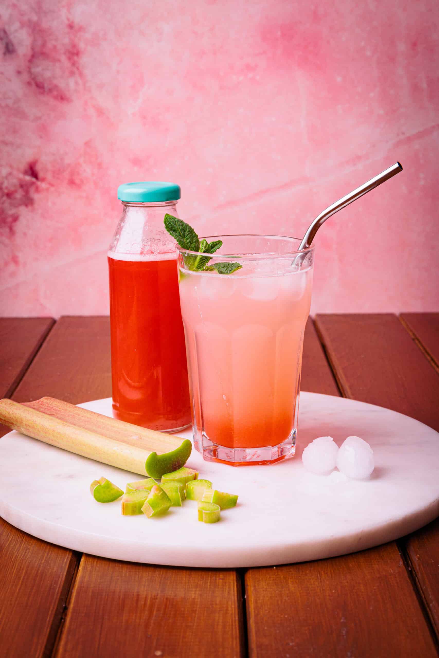 Selbstgemachter Rhabarber Erdbeer Sirup in Glasflasche