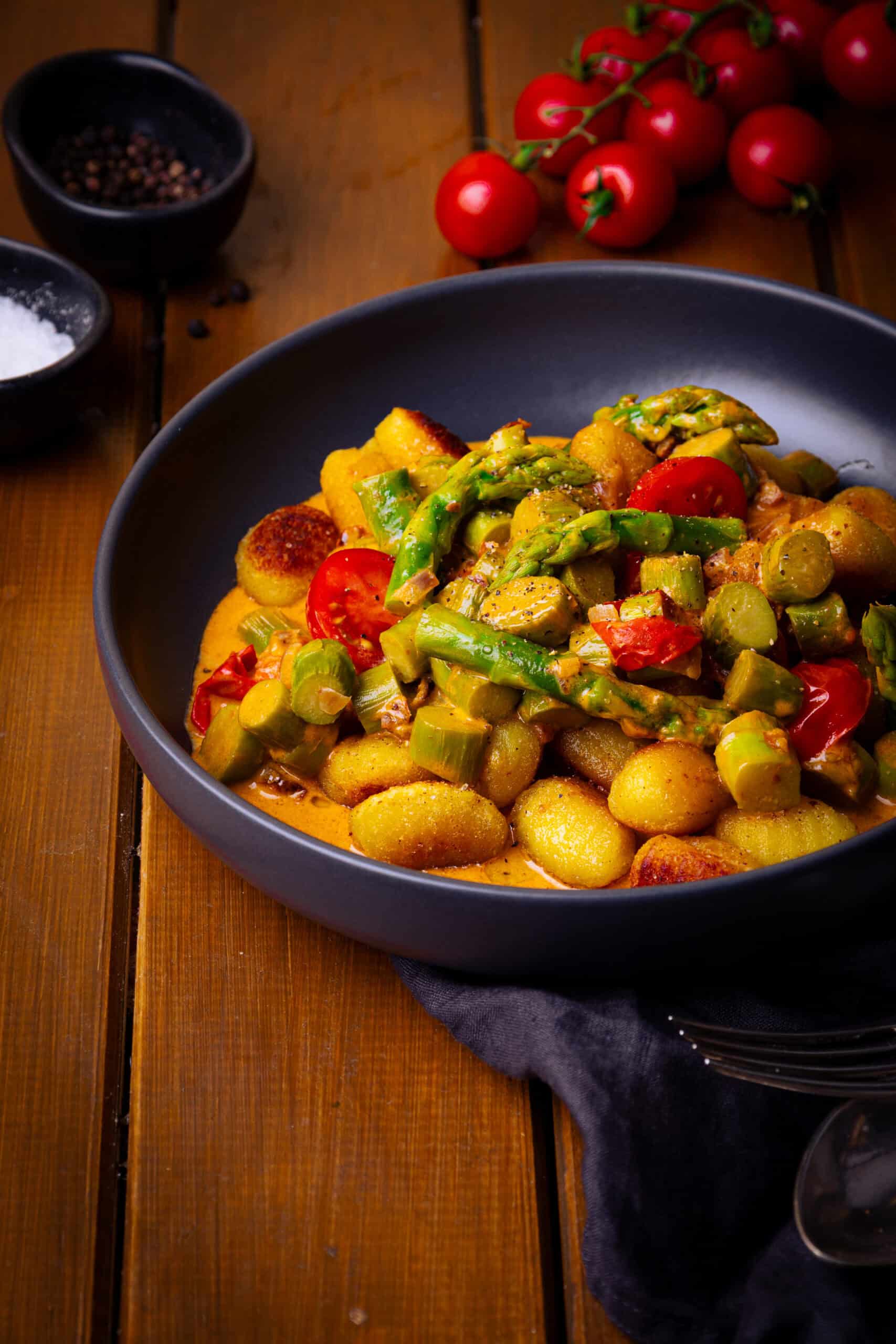 Gnocchi mit grünem Spargel in cremiger Tomaten-Sahne-Sauce