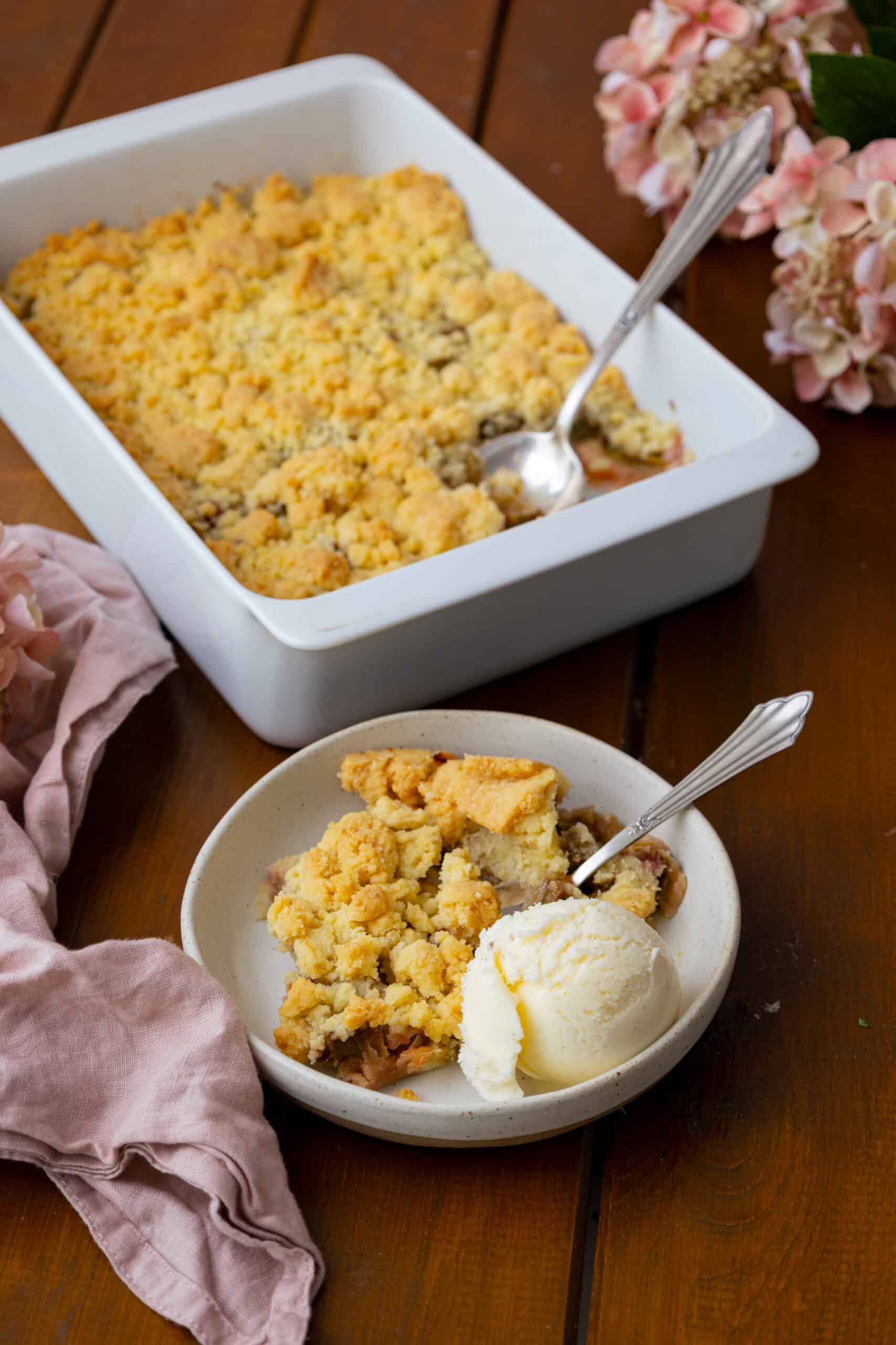 Warmer Rhabarber Crumble mit Vanilleeis