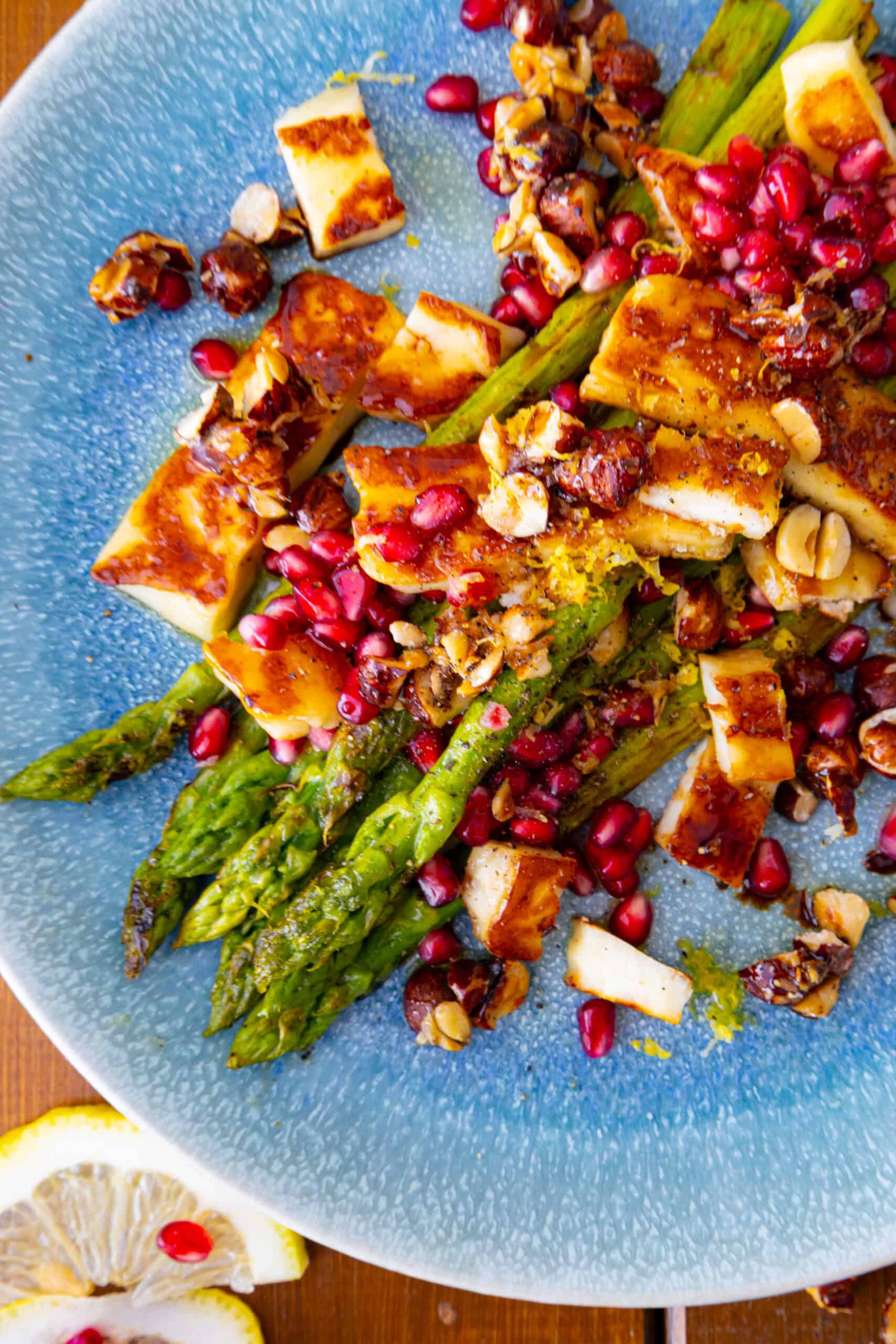 Grüner Spargel mit knusprigem Halloumi, Haselnüssen & Granatapfel