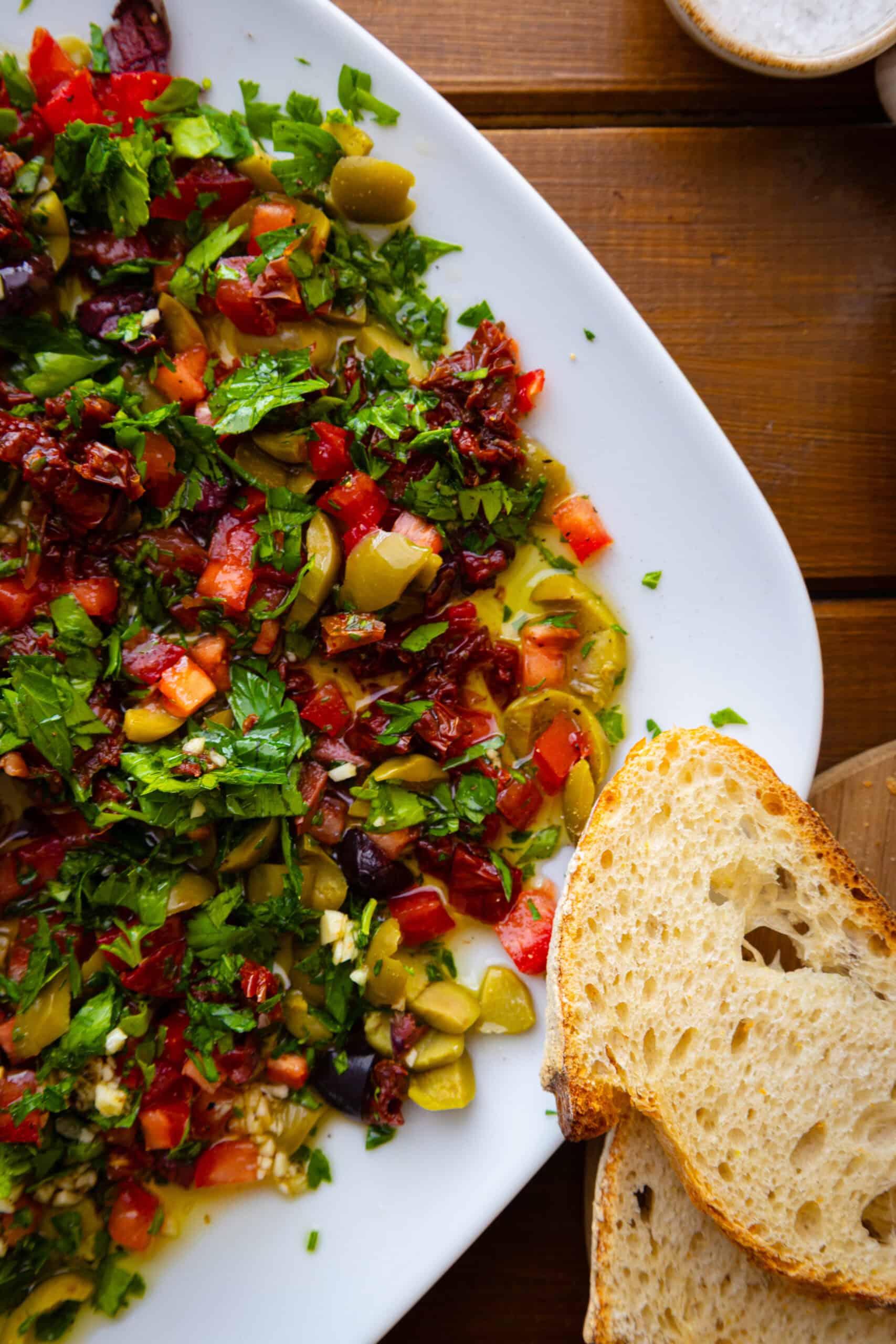 Mediterraner Tomaten-Oliven-Mix für Baguette