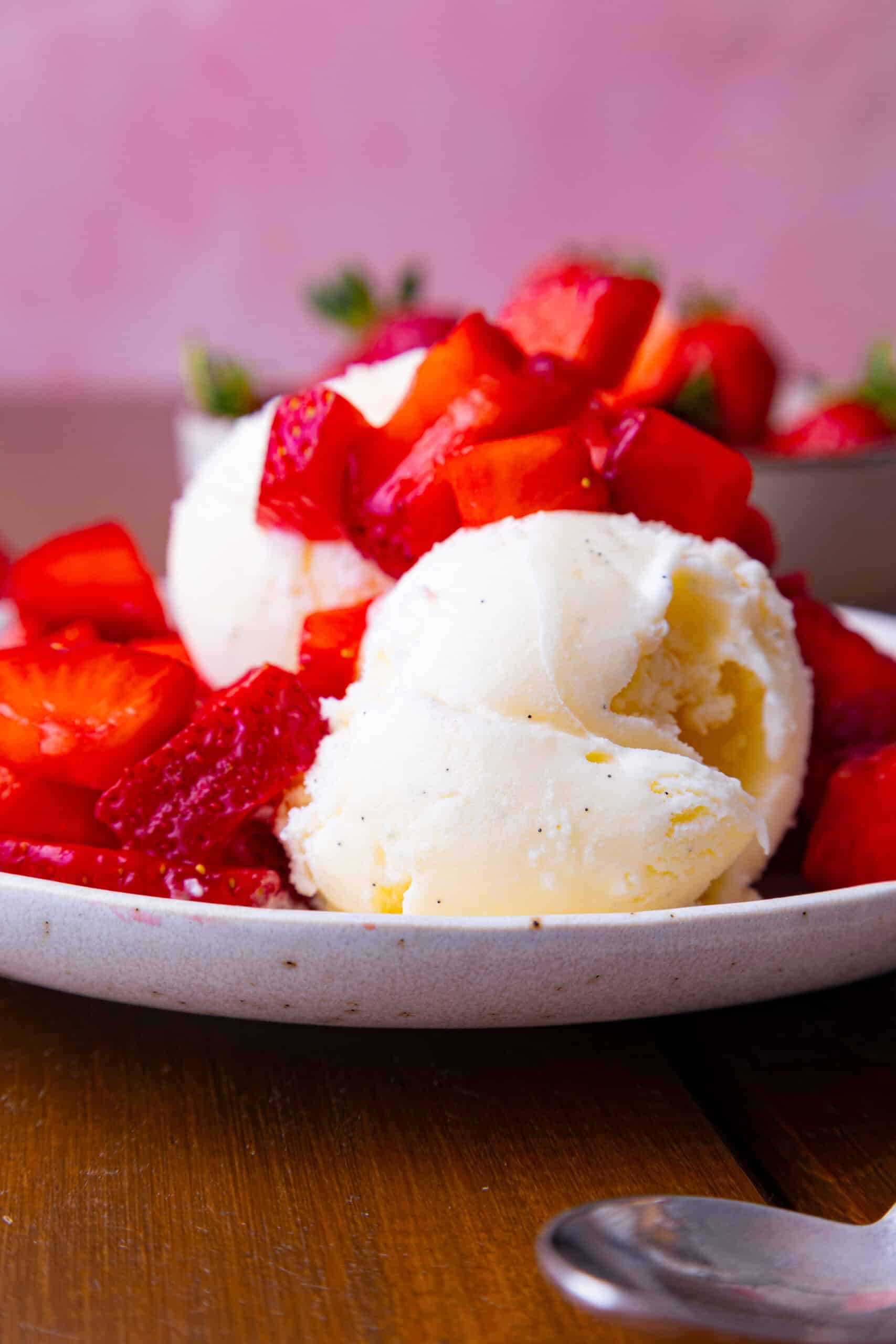 Cremiges selbstgemachtes Vanilleeis mit frischen Erdbeeren